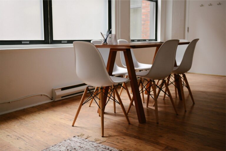 Simple Dining Table Set